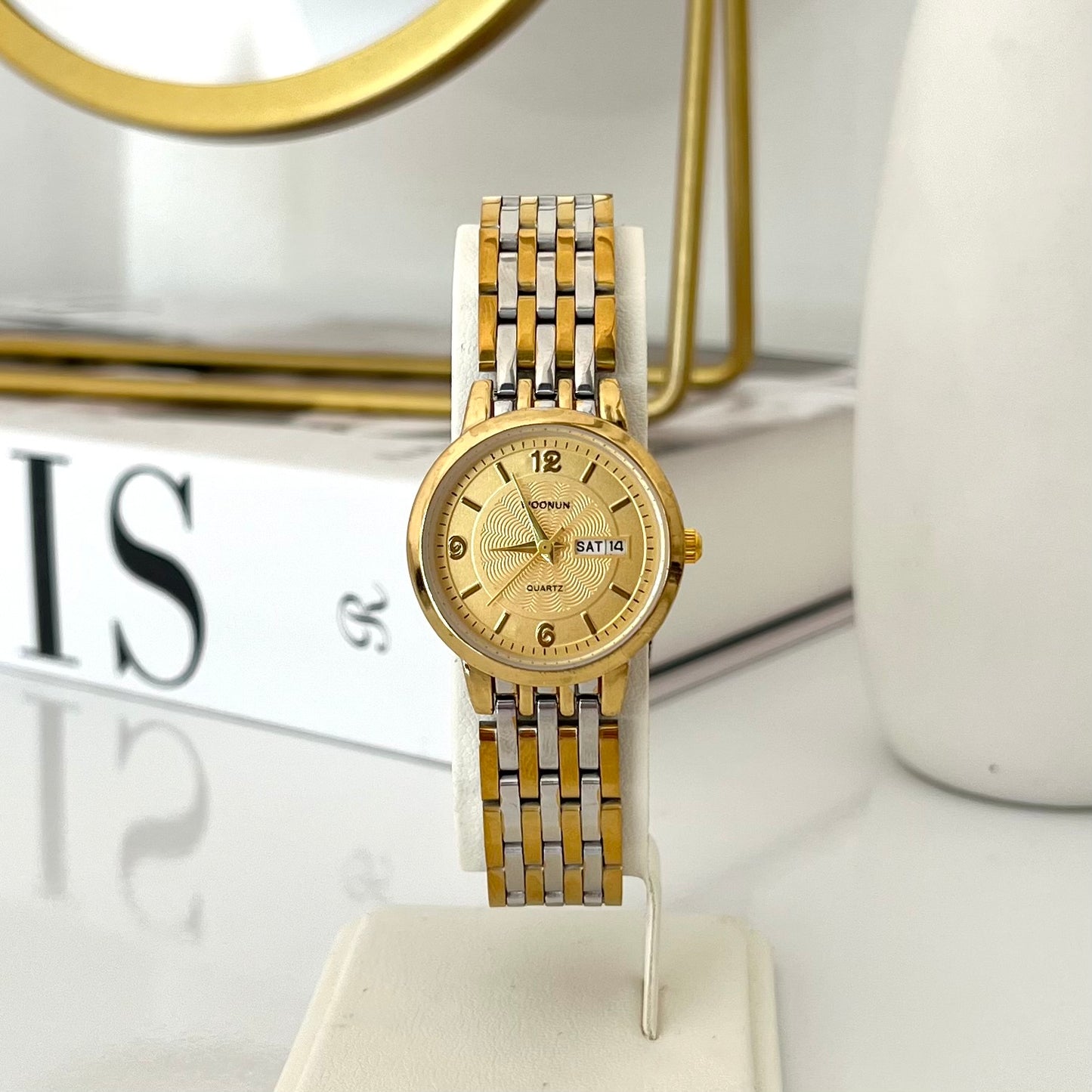 Reloj bicolor fondo amarillo