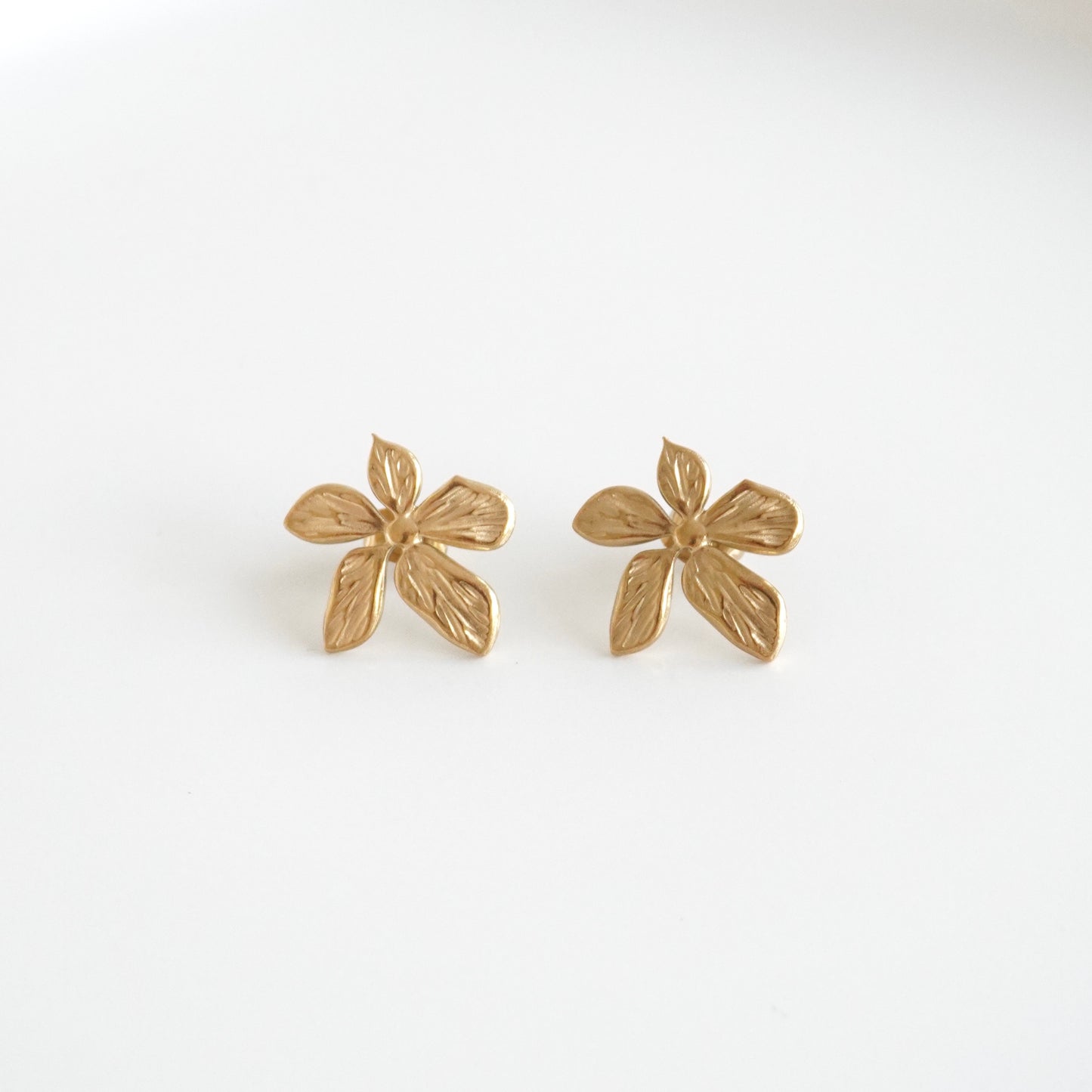 Aretes tipo flor 5 pétalos