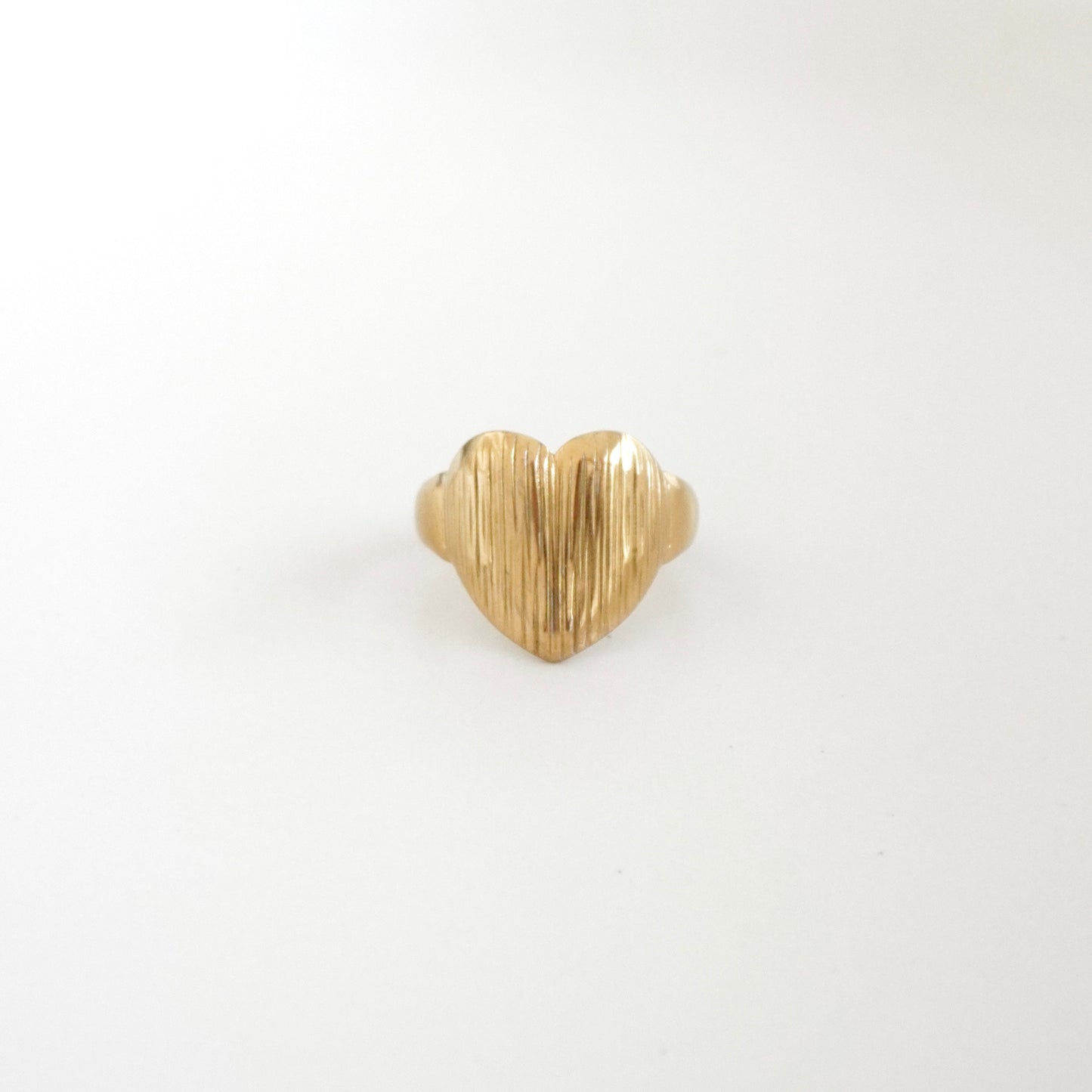 Anillo corazón con líneas