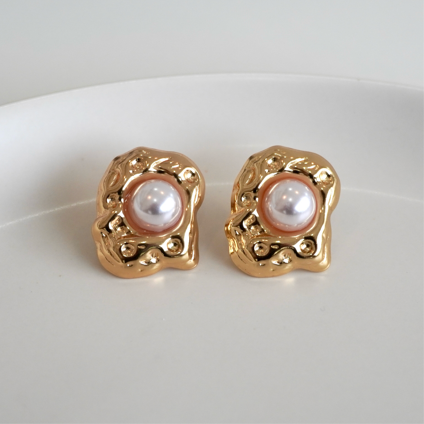 Aretes asimétricos con perla