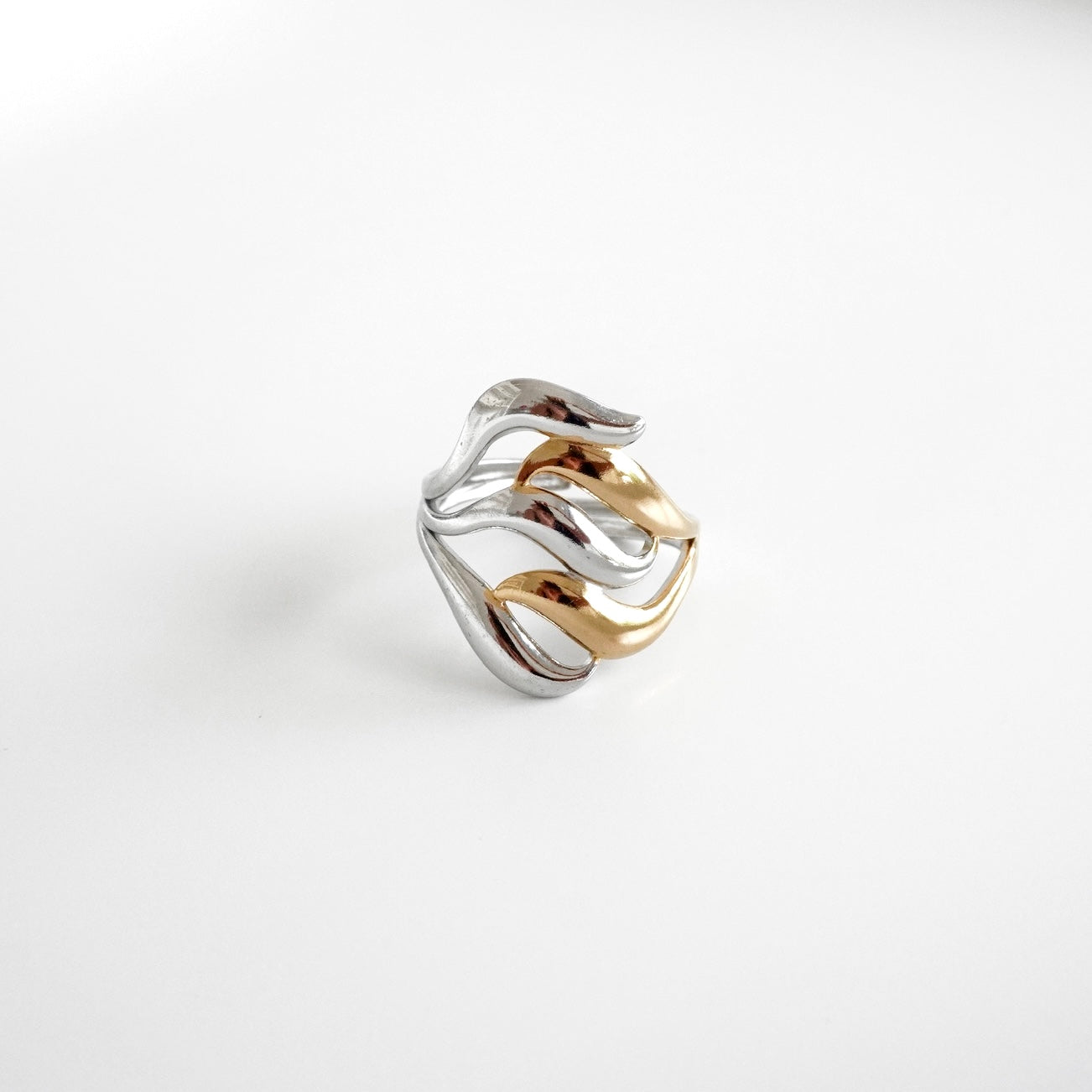 Anillo lineas curvas entrelazadas bicolor