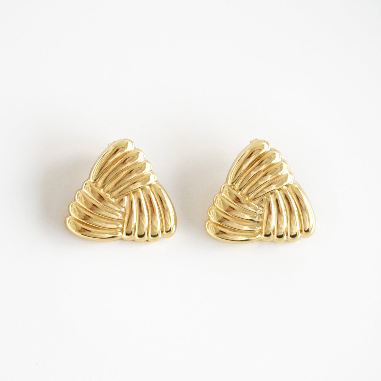 Aretes triángulos entrelazados