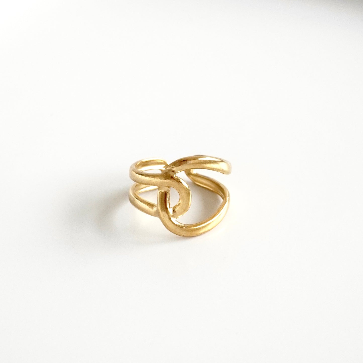 Anillo líneas entrelazadas