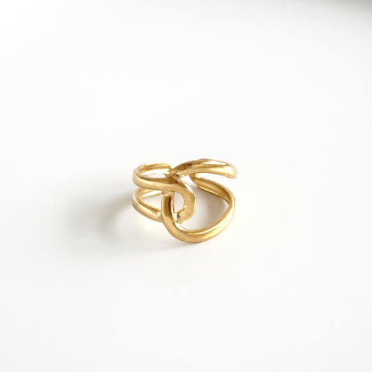 Anillo líneas entrelazadas