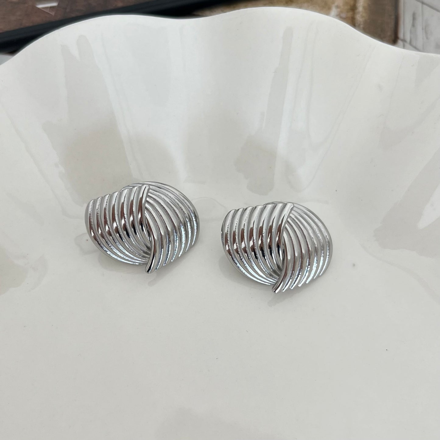 Aretes plateados nudo grandes