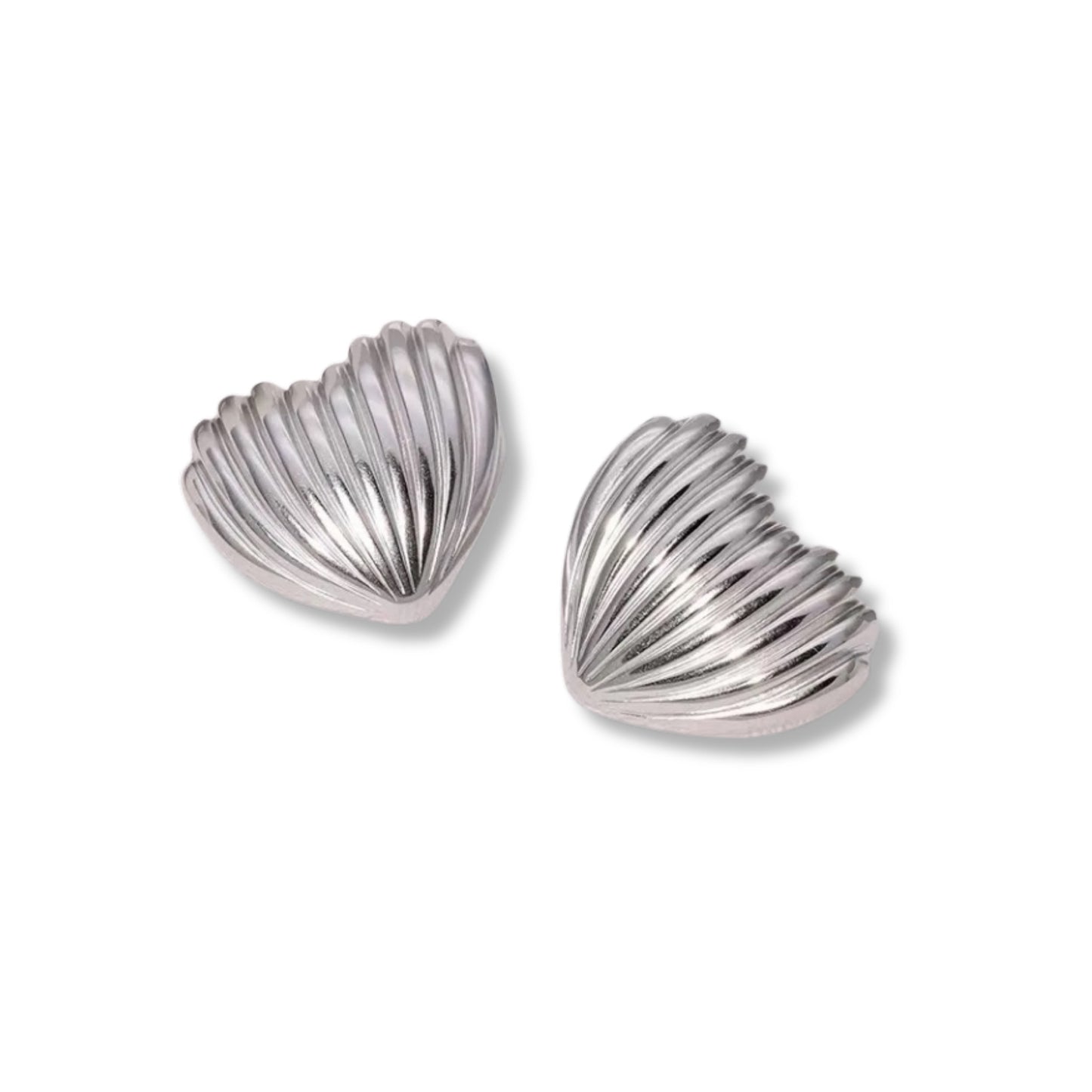Aretes de corazón con líneas plateados