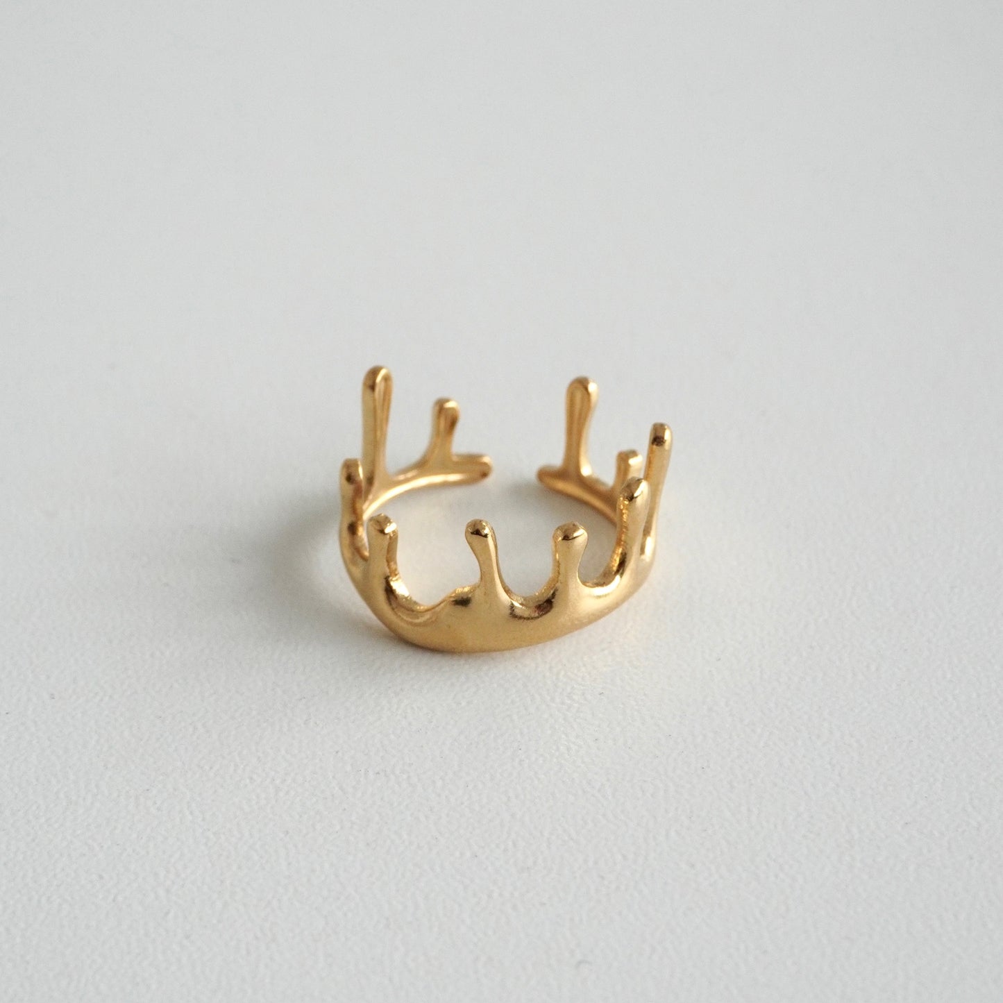 Anillo asimétrico escurrido
