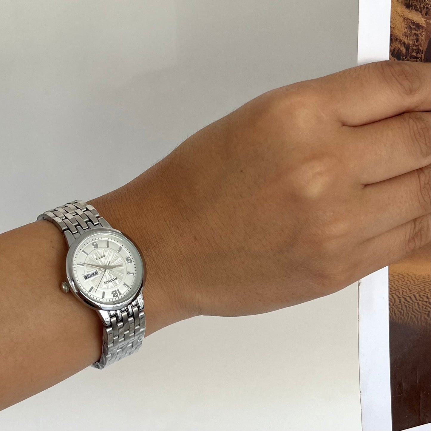 Reloj plateado fondo blanco