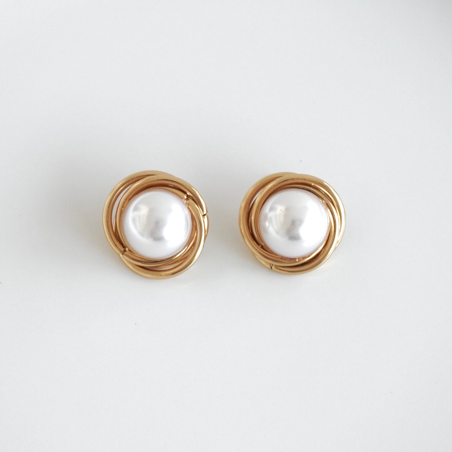 Aretes nudo perla al centro