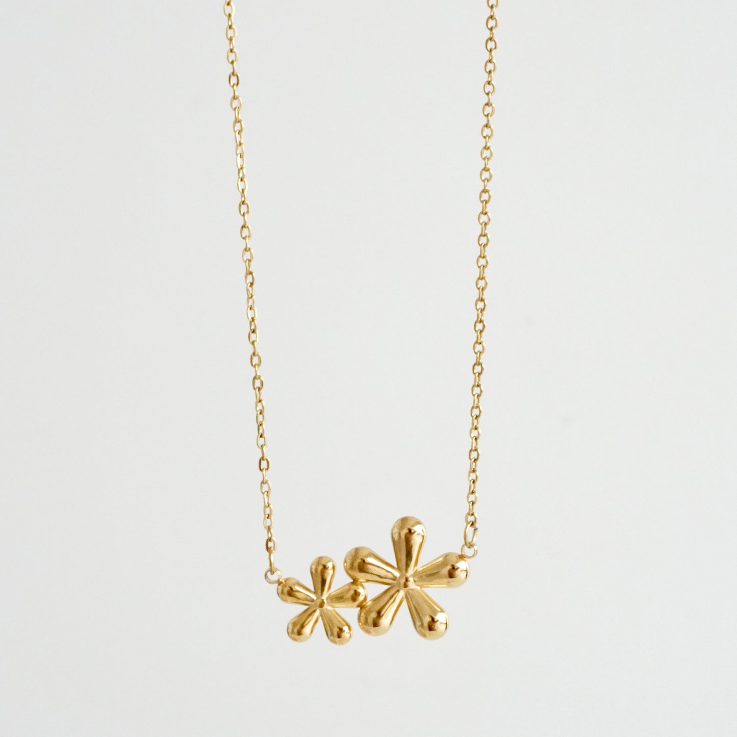 Cadena con dije de flores