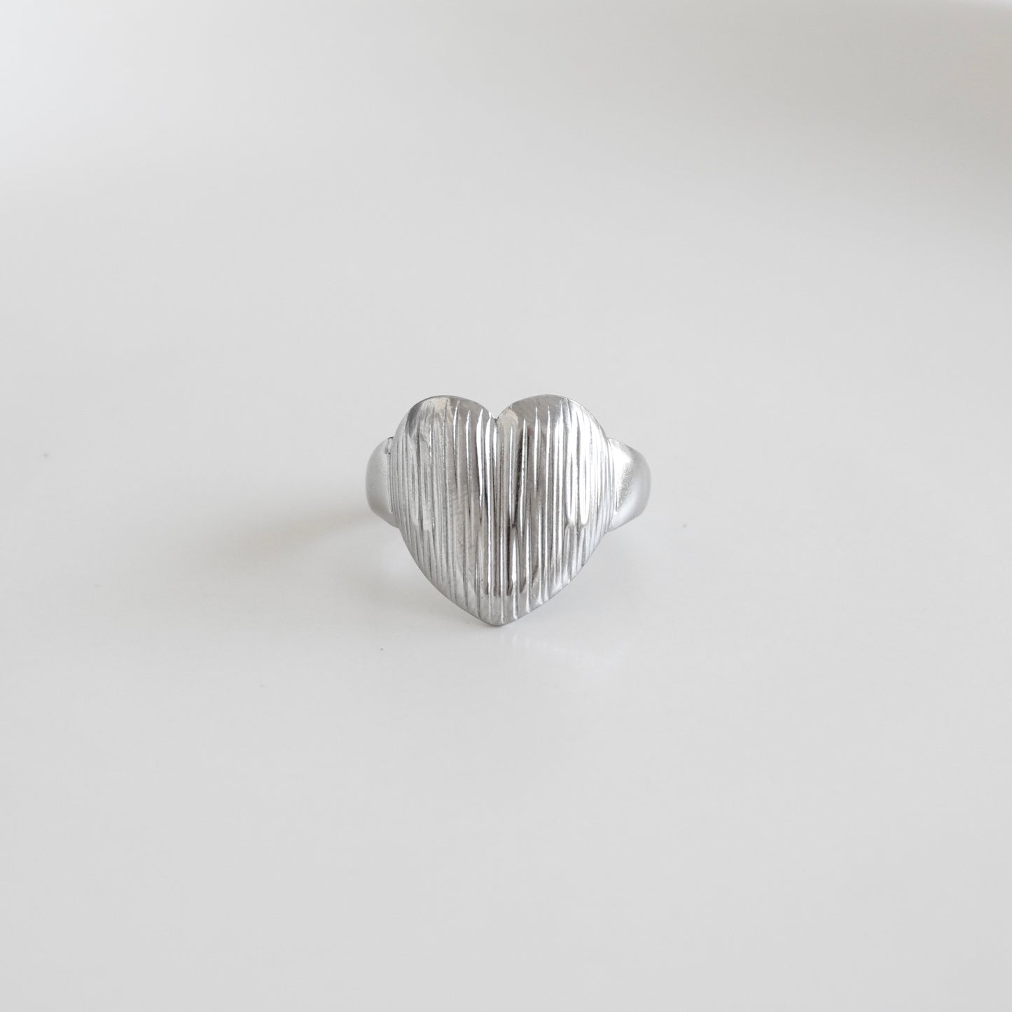 Anillo corazón plateado con líneas