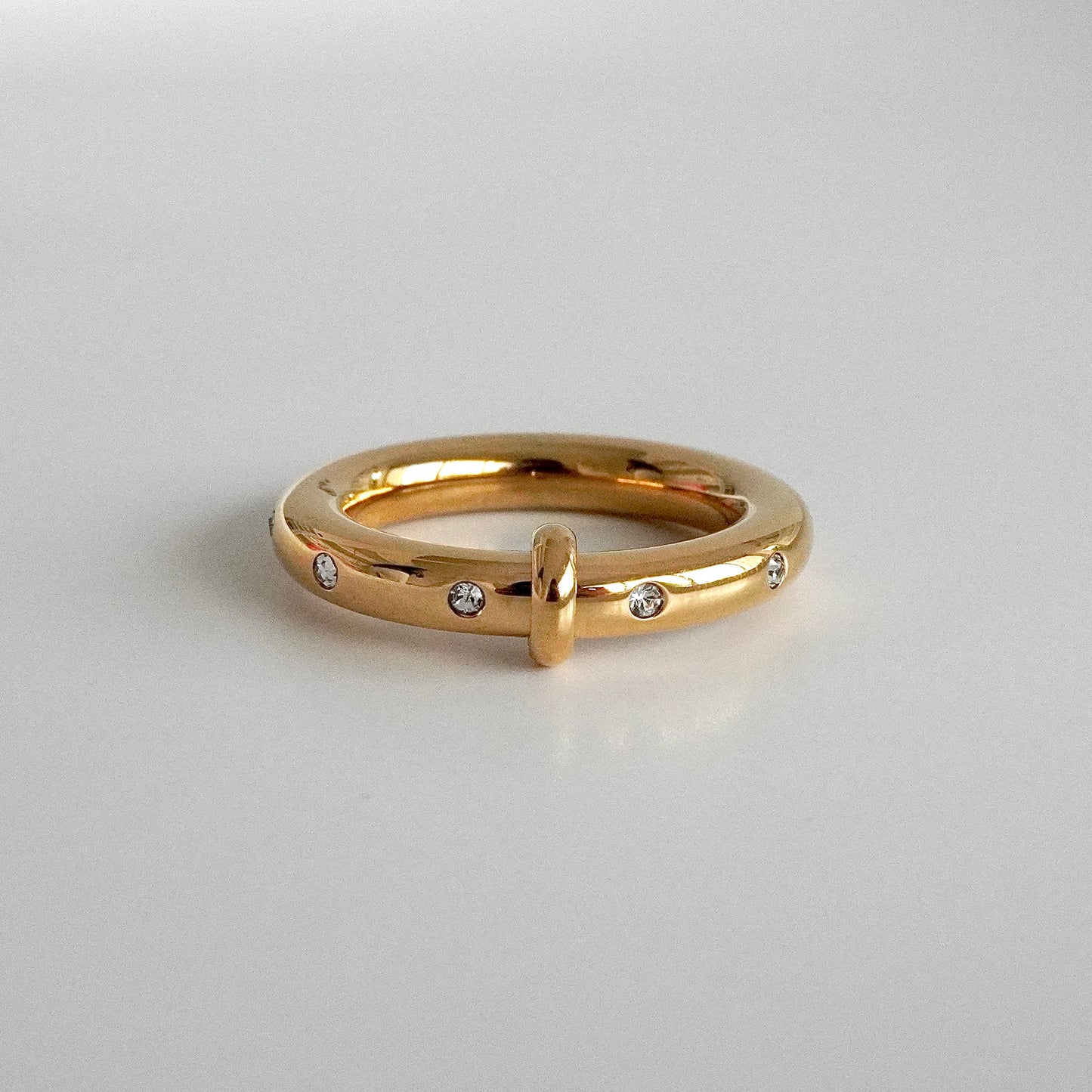 Anillo liso con zirconias