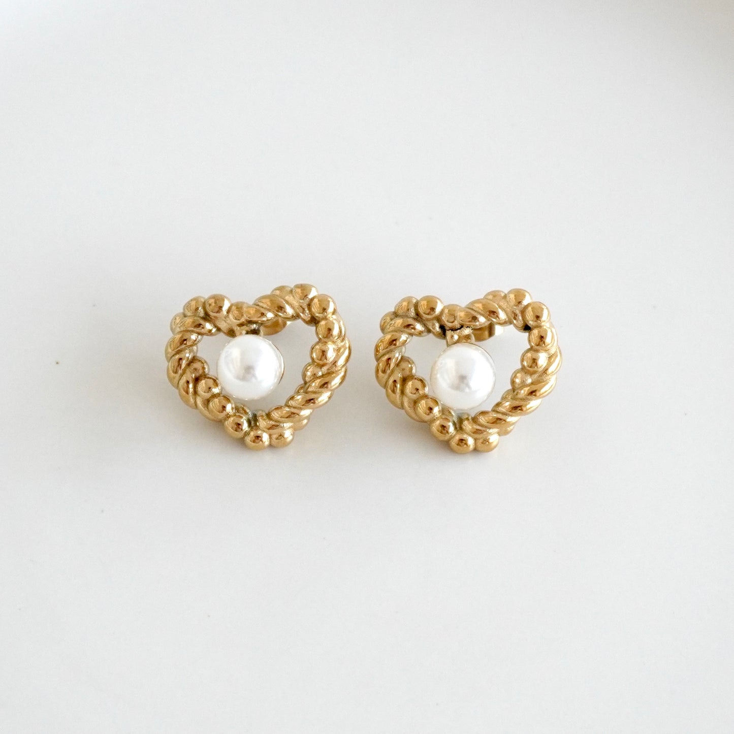 Aretes corazón perla al centro