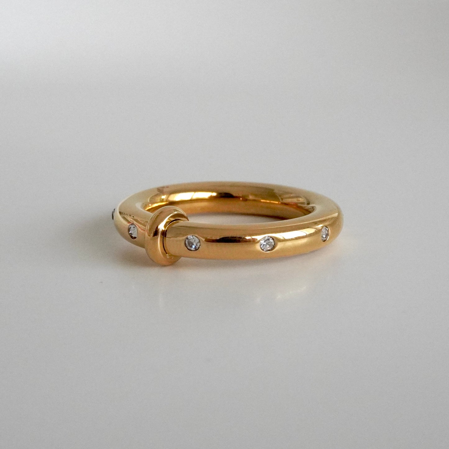 Anillo liso con zirconias