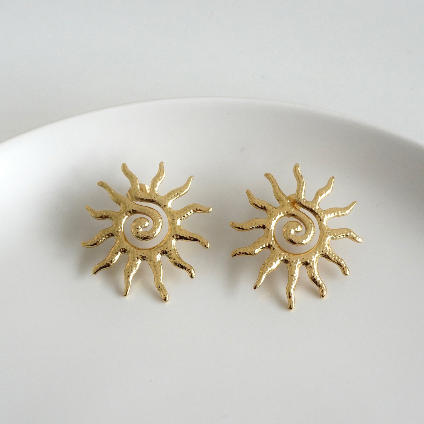 Aretes de sol pegados