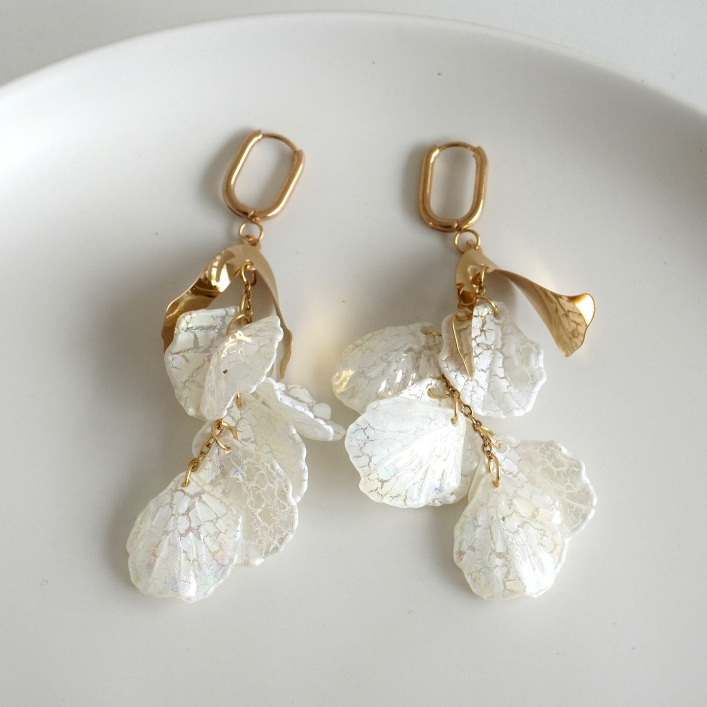 Aretes colgantes hojas blancas con dorado