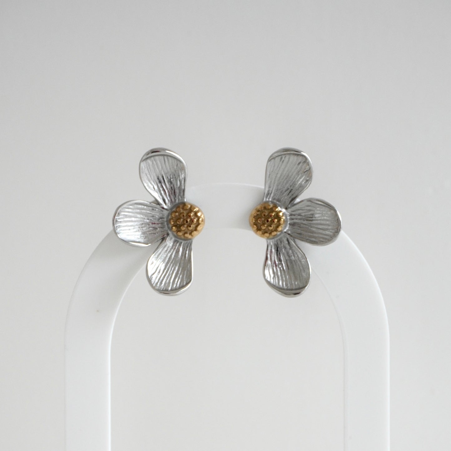 Aretes media flor bicolor