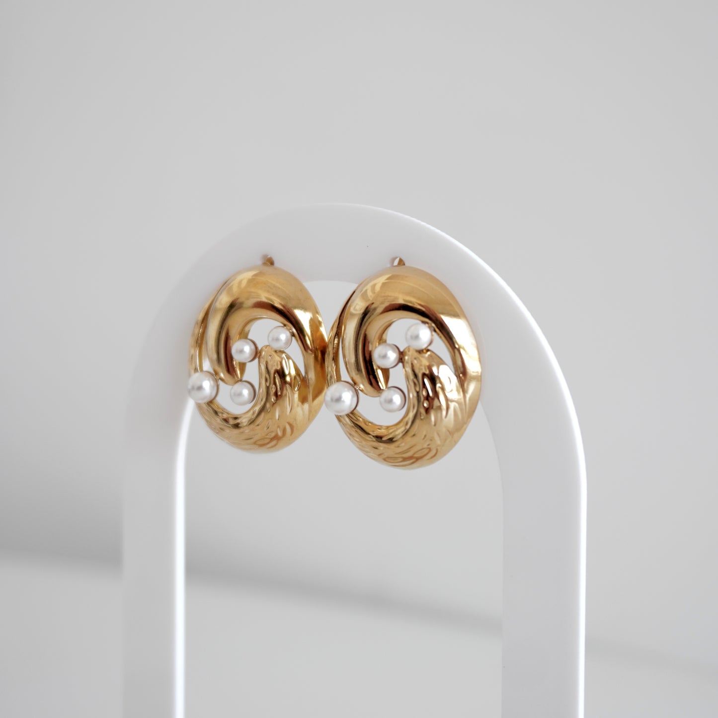 Aretes semi espiral con perlas
