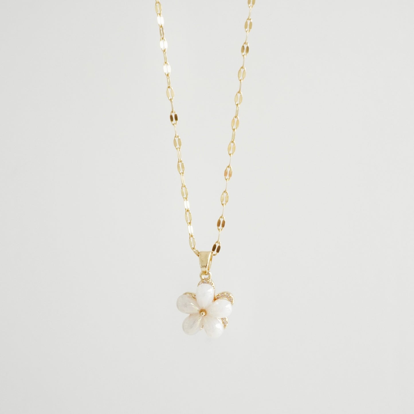 Cadena con dije de flor acrilica