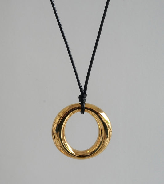 Collar hilo negro círculo hueco