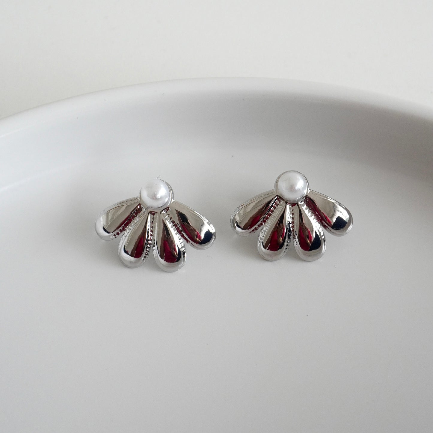 Aretes media flor plateados