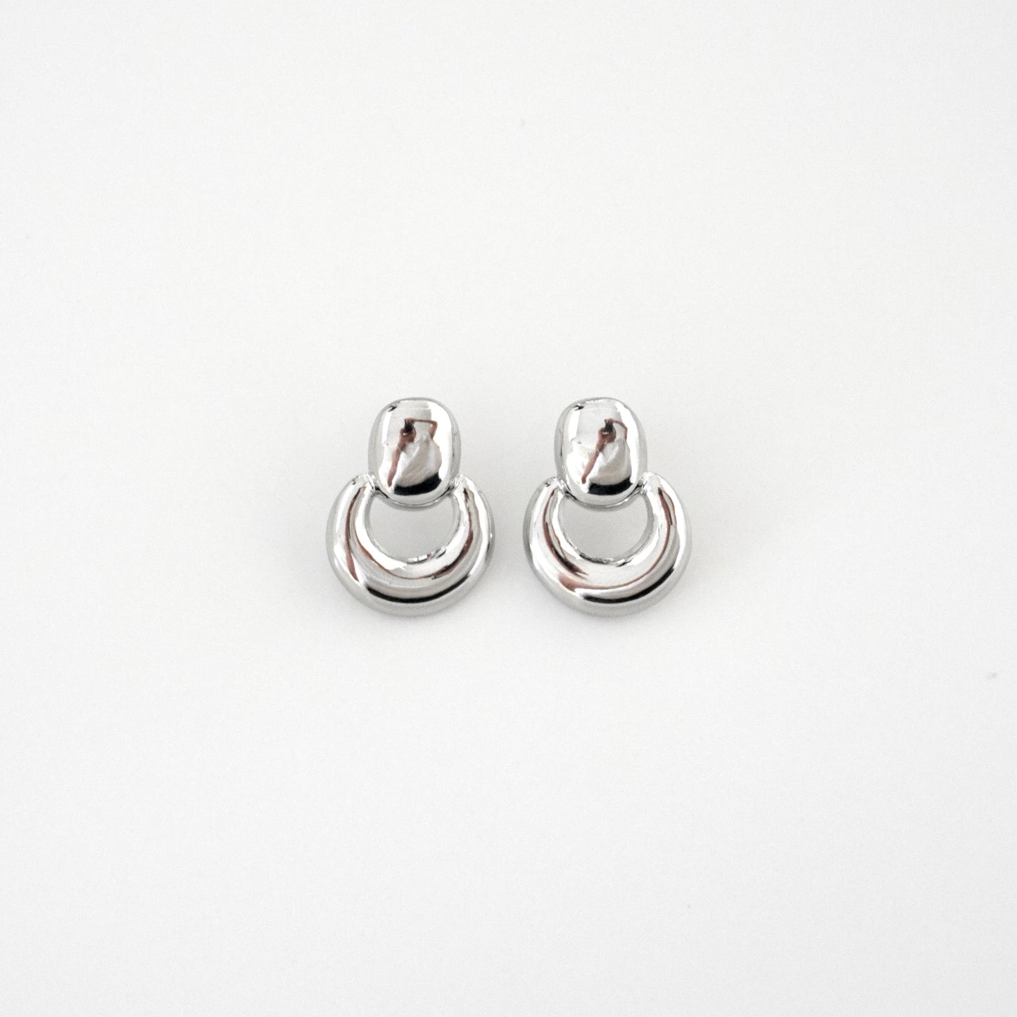 Aretes mini bola y círculo plateado
