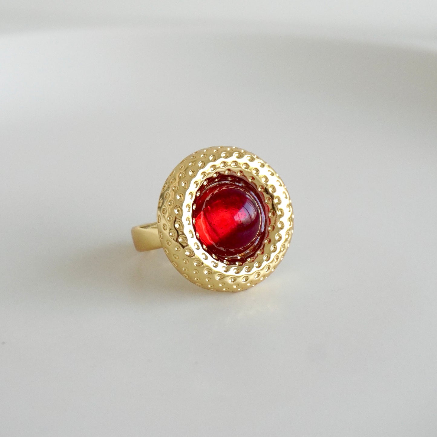 Anillo chuncky redondo zirconia roja