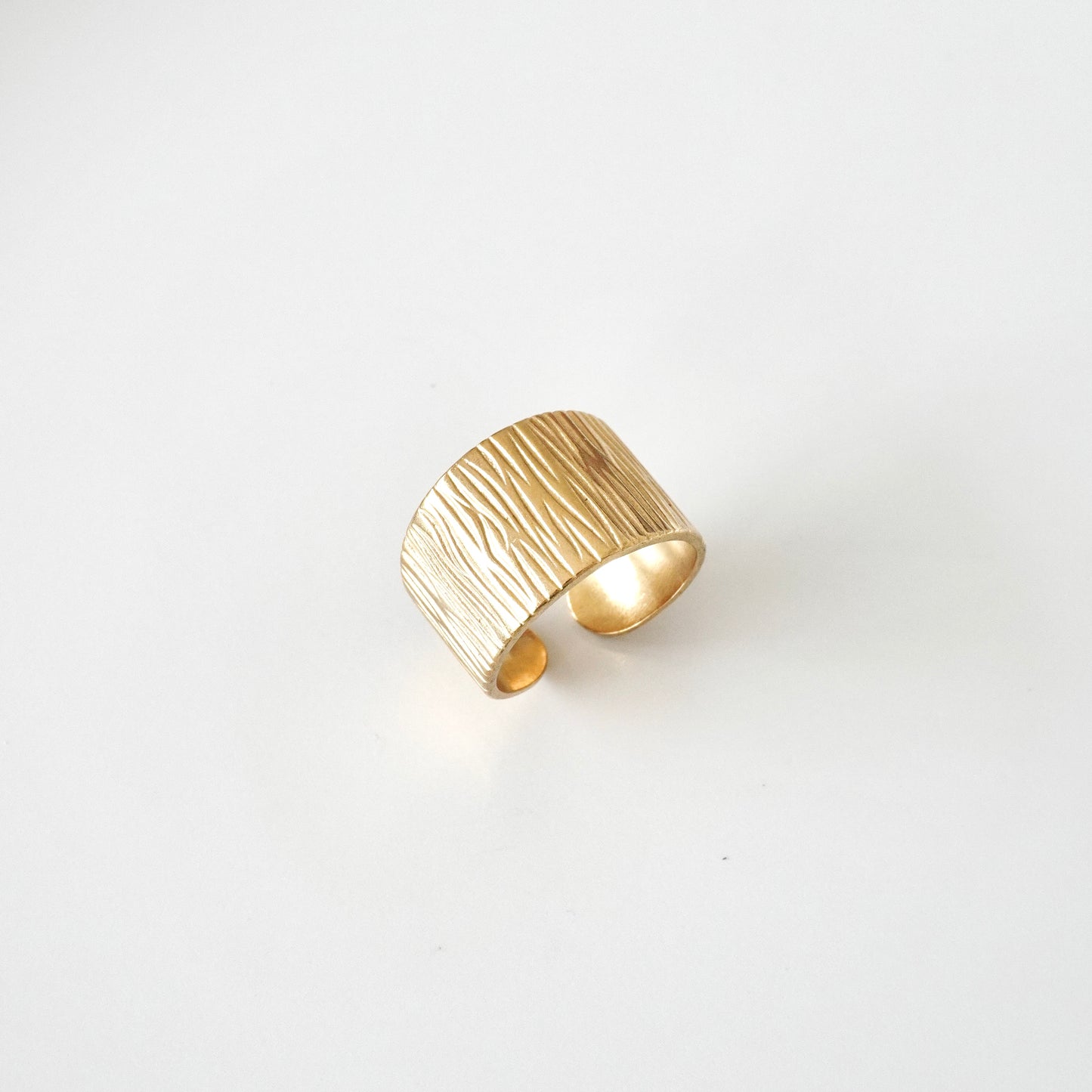 Anillo rigido ancho con textura