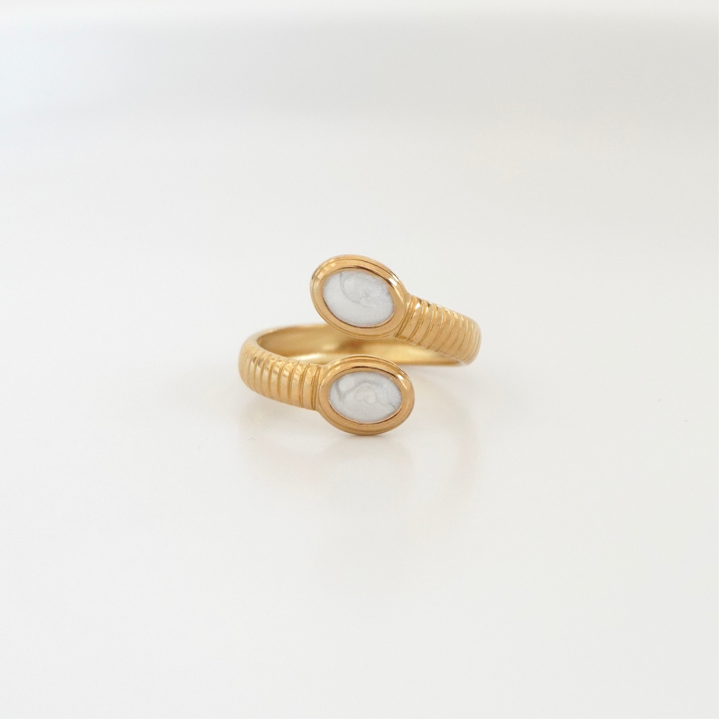 Anillo cruzado piedras blancas