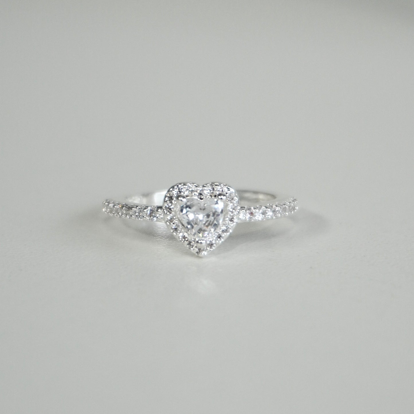 Anillo blanco de corazón