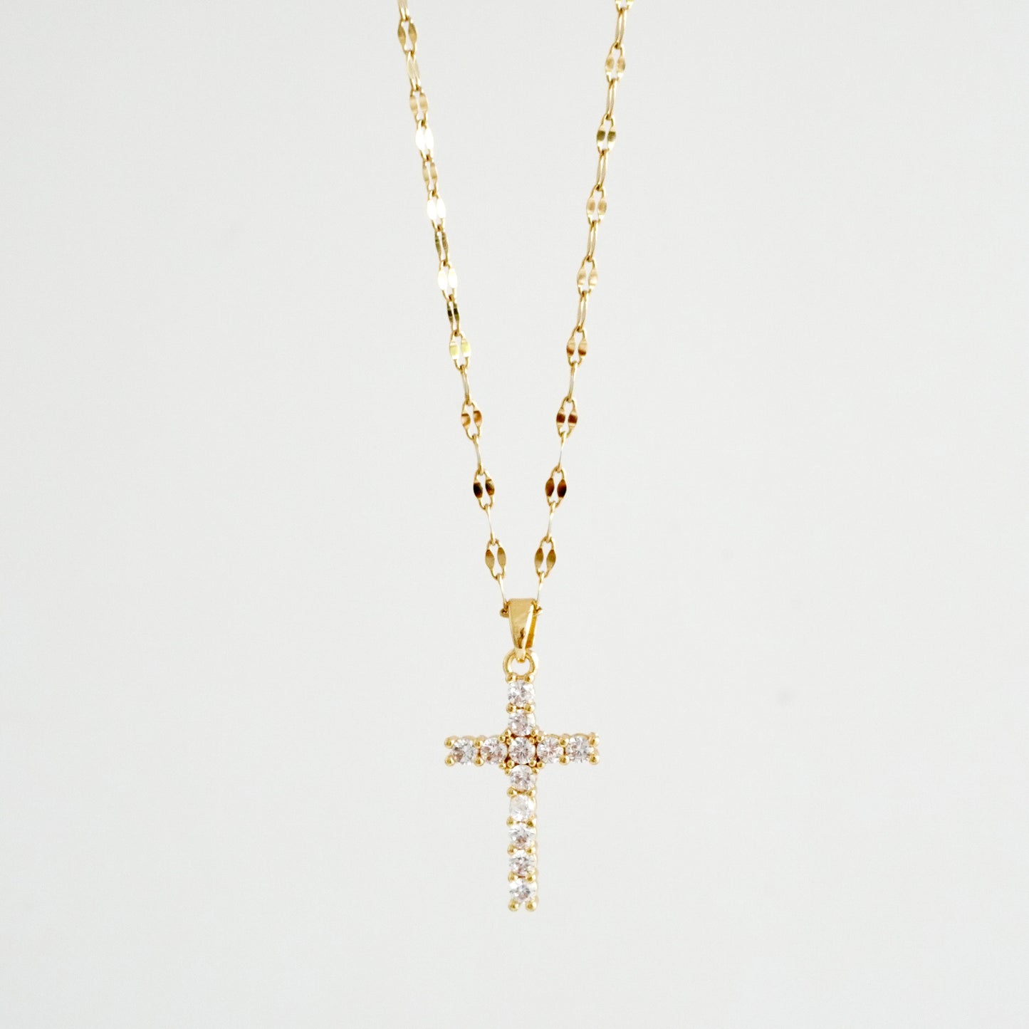Cadena con dije de cruz y zirconias