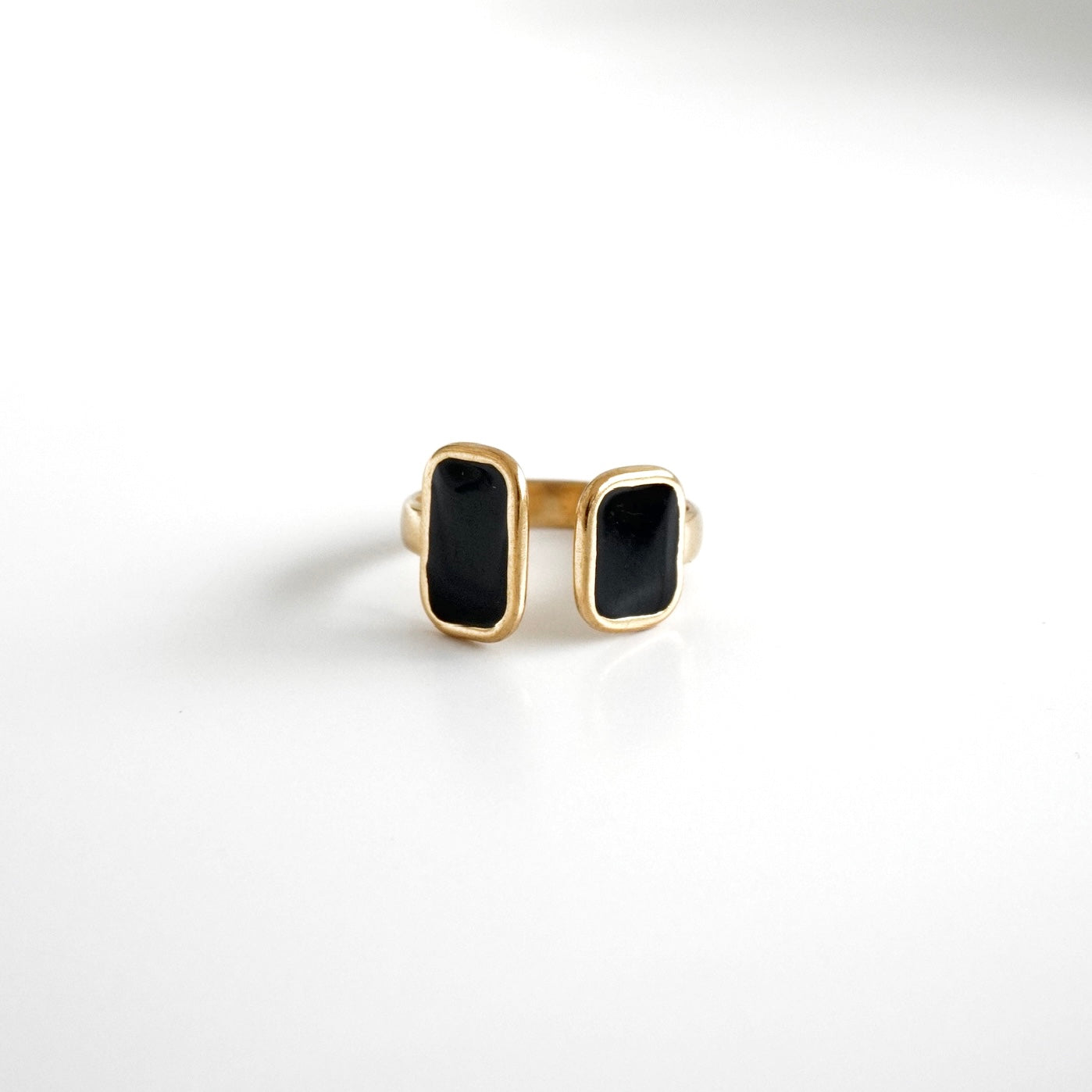 Anillo abierto doble piedra negra cuadrada