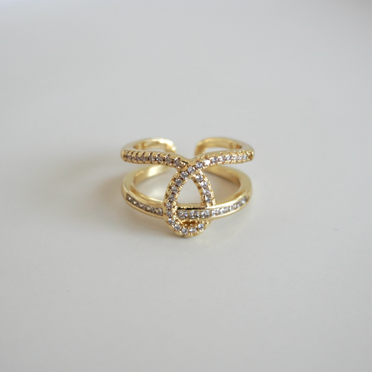 Anillo líneas entrelazadas zirconias