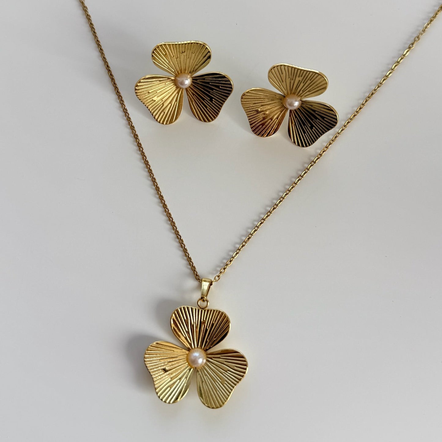 Set de cadena y aretes flor 3 petalos