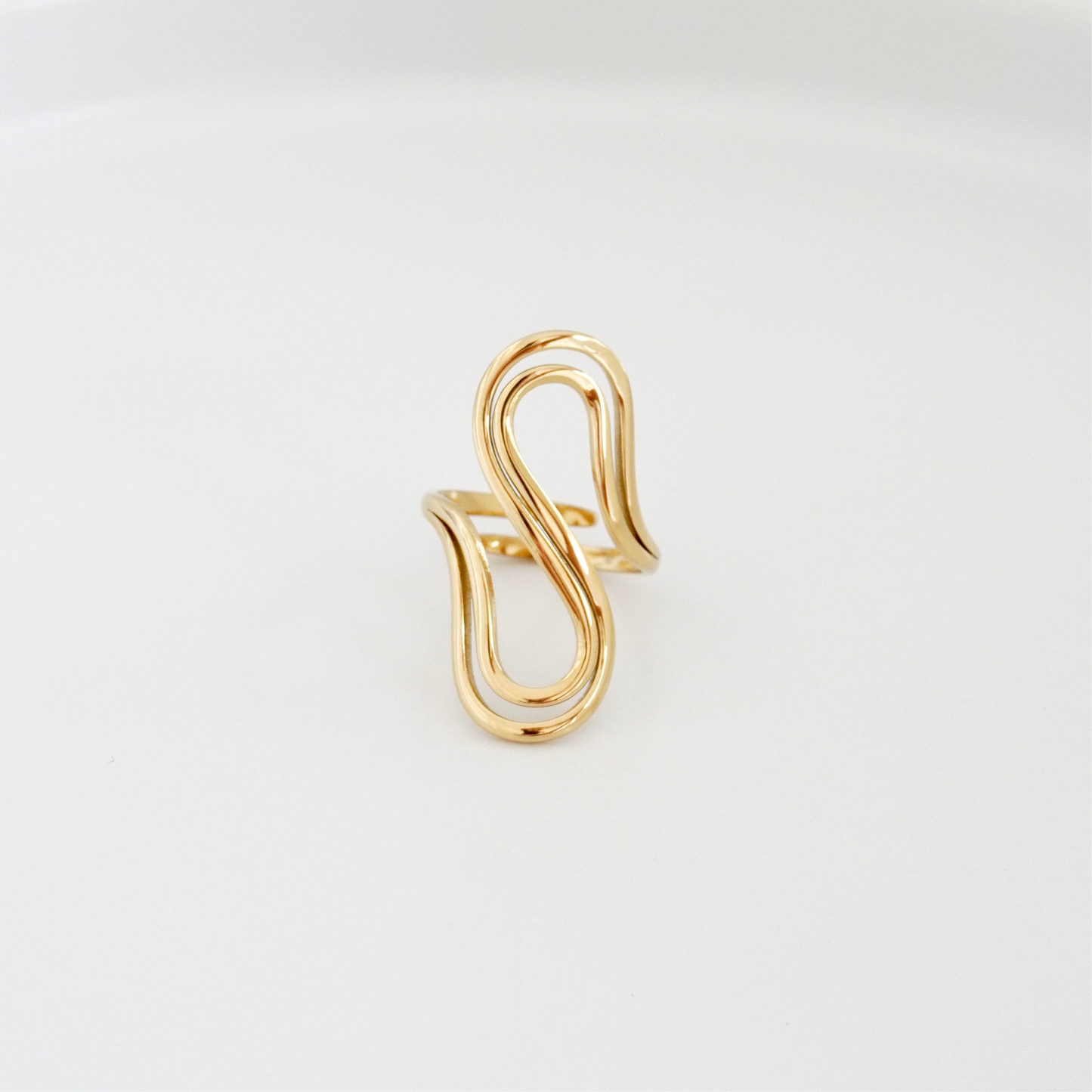 Anillo líneas curvas dorado