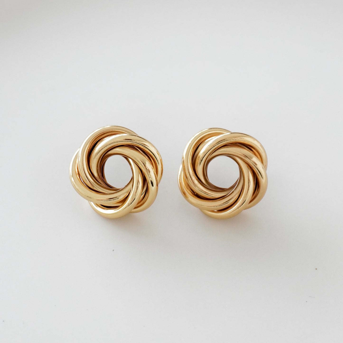 Aretes tipo nudo hueco