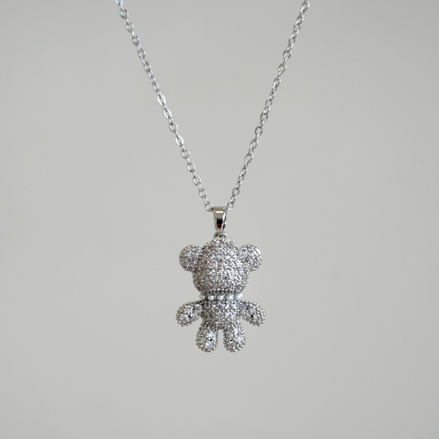 Cadena plateada oso con perlas y zirconias
