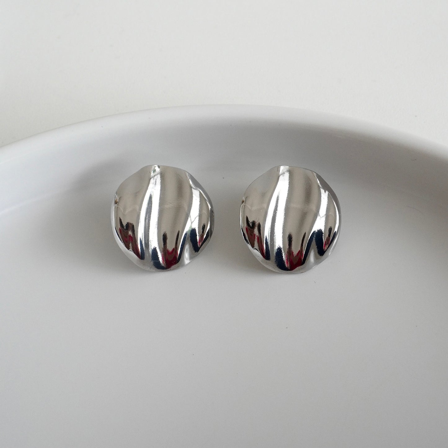 Aretes de botón y líneas plateado