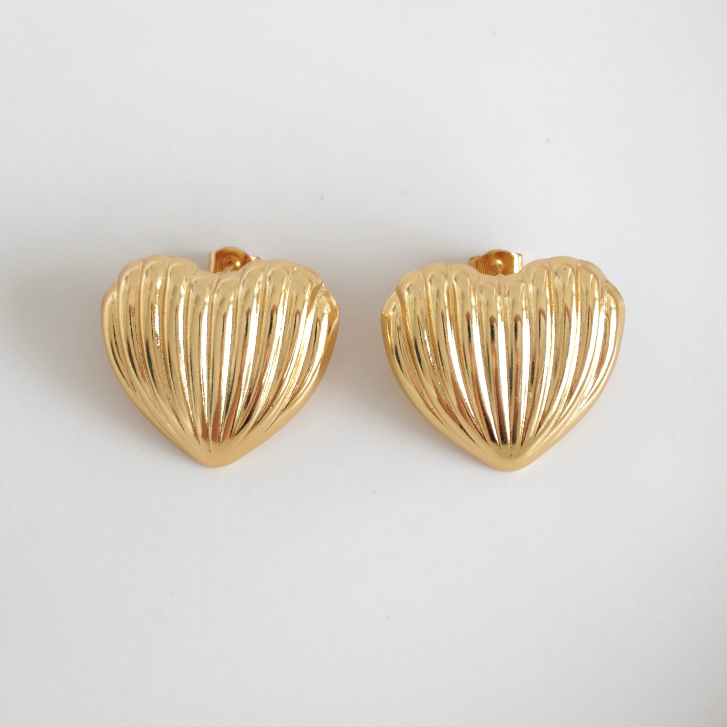 Aretes corazón y líneas
