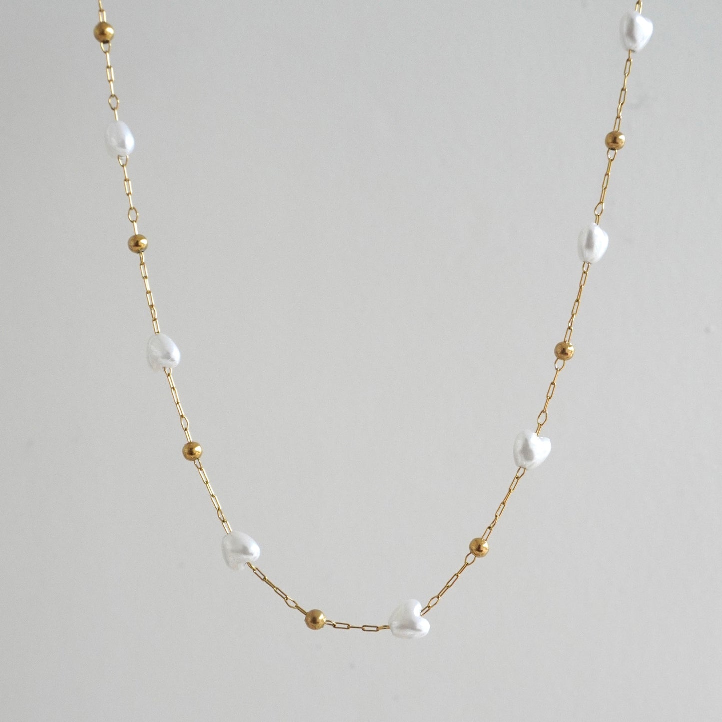Cadena tipo chocker con perlas de corazón