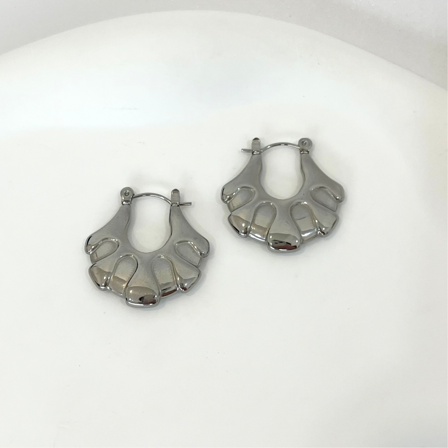 Aretes plateados con diseño