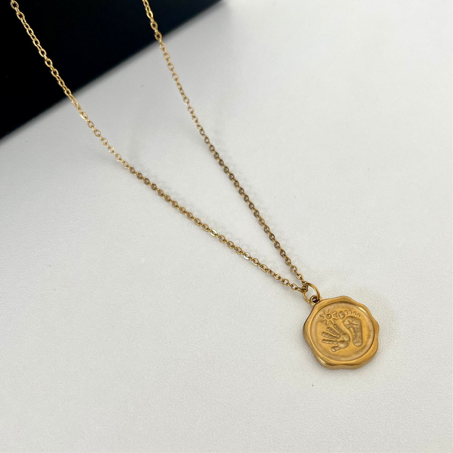 Cadena con dije de huellas