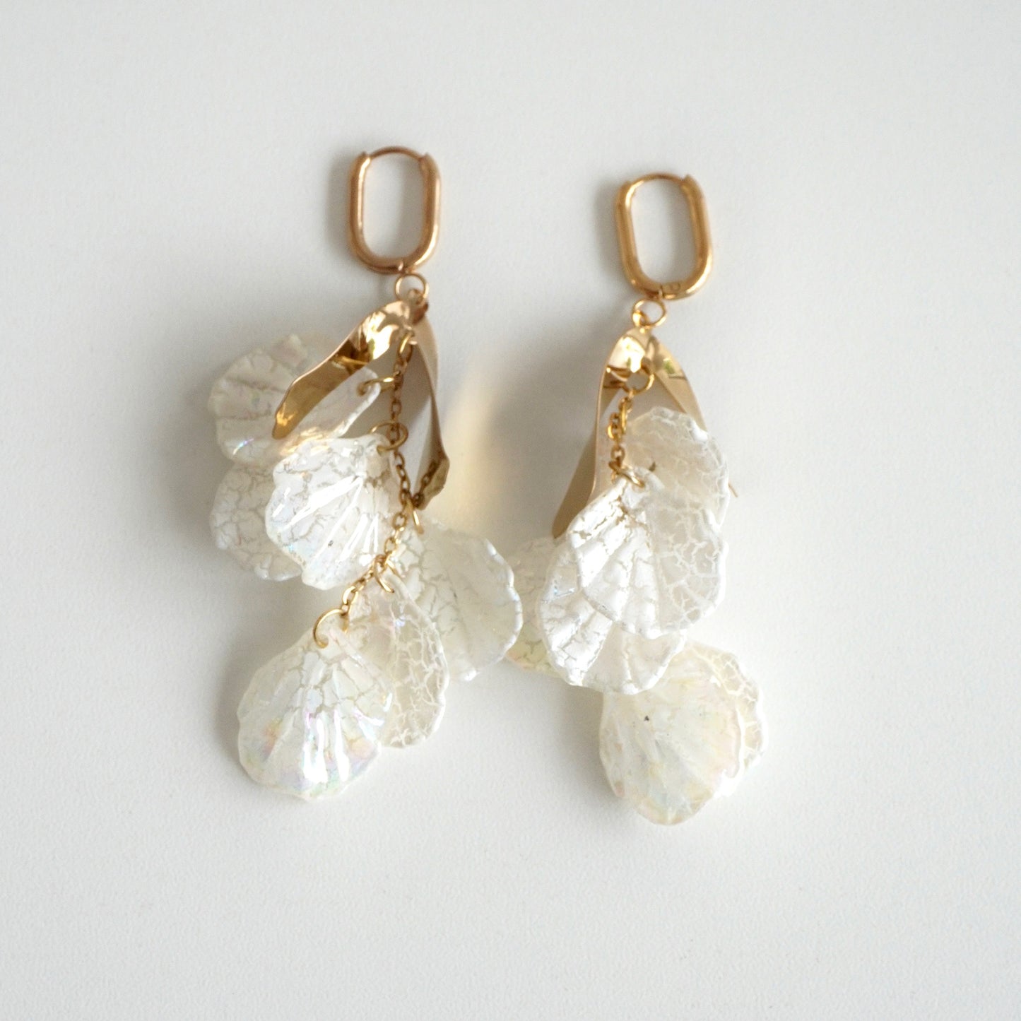 Aretes colgantes hojas blancas con dorado