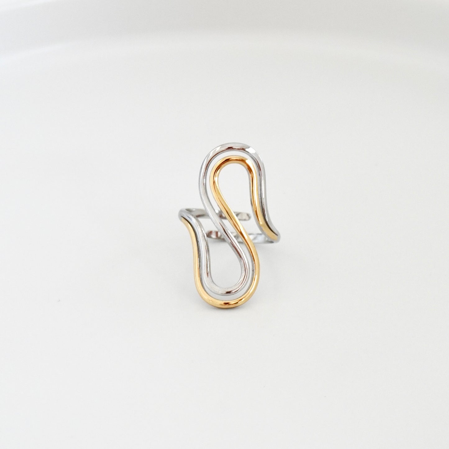 Anillo bicolor líneas curvas
