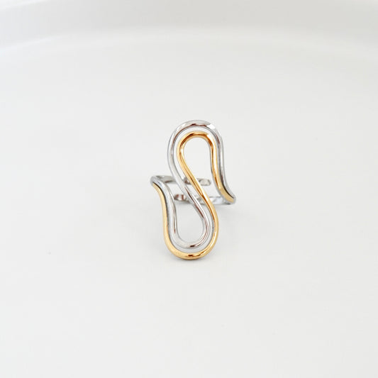 Anillo bicolor líneas curvas