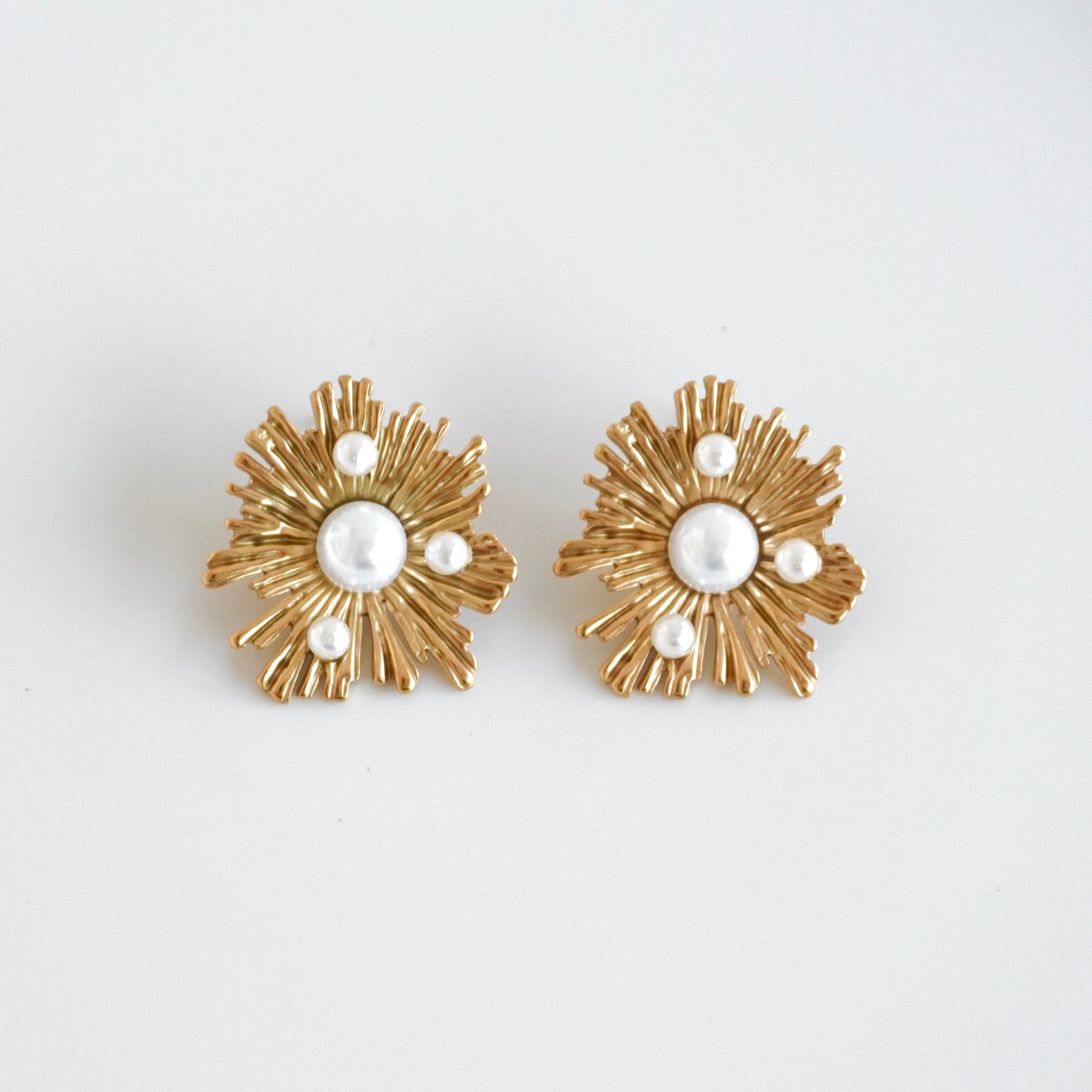 Aretes flor irregular con perlas