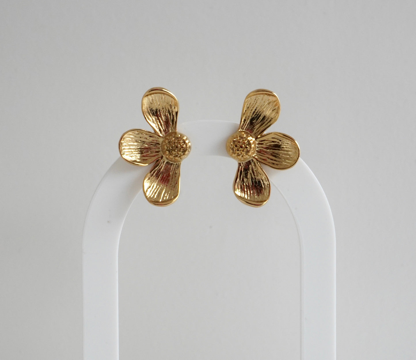 Aretes media flor dorados