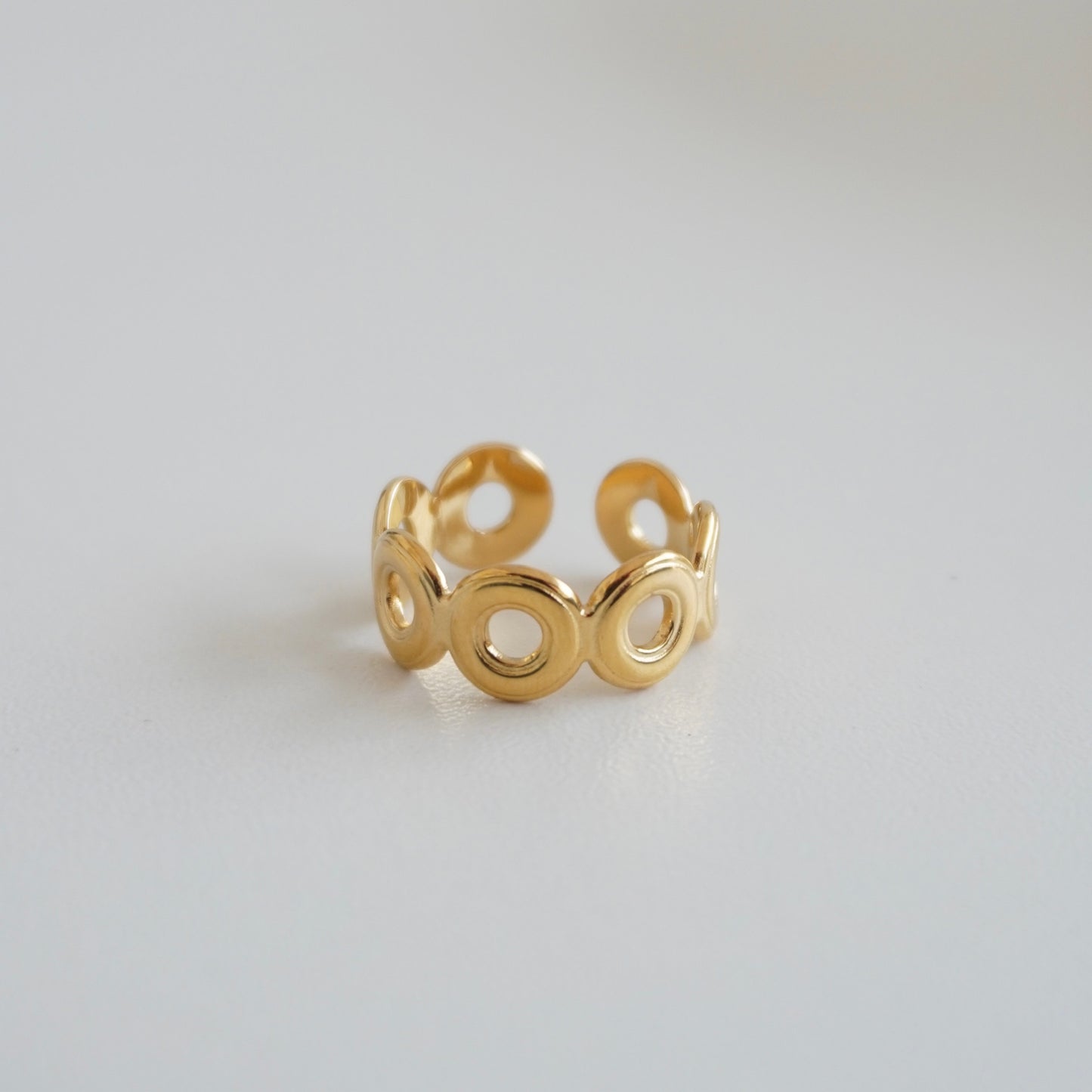 Anillo dorado con círculos huecos