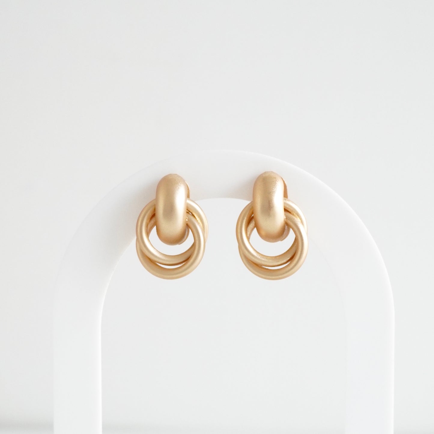 Aretes círculo doble con agarre