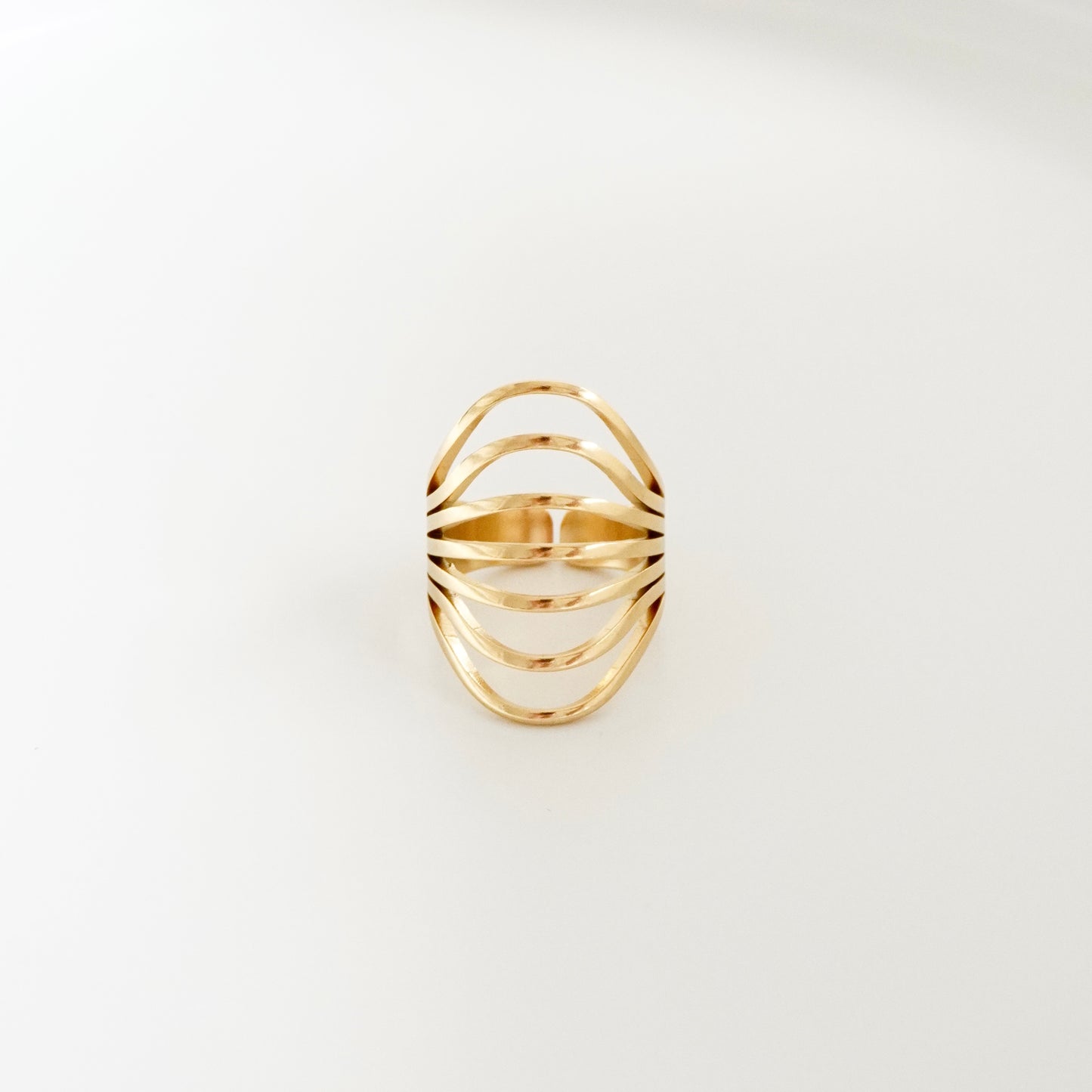 Anillo y líneas delgadas